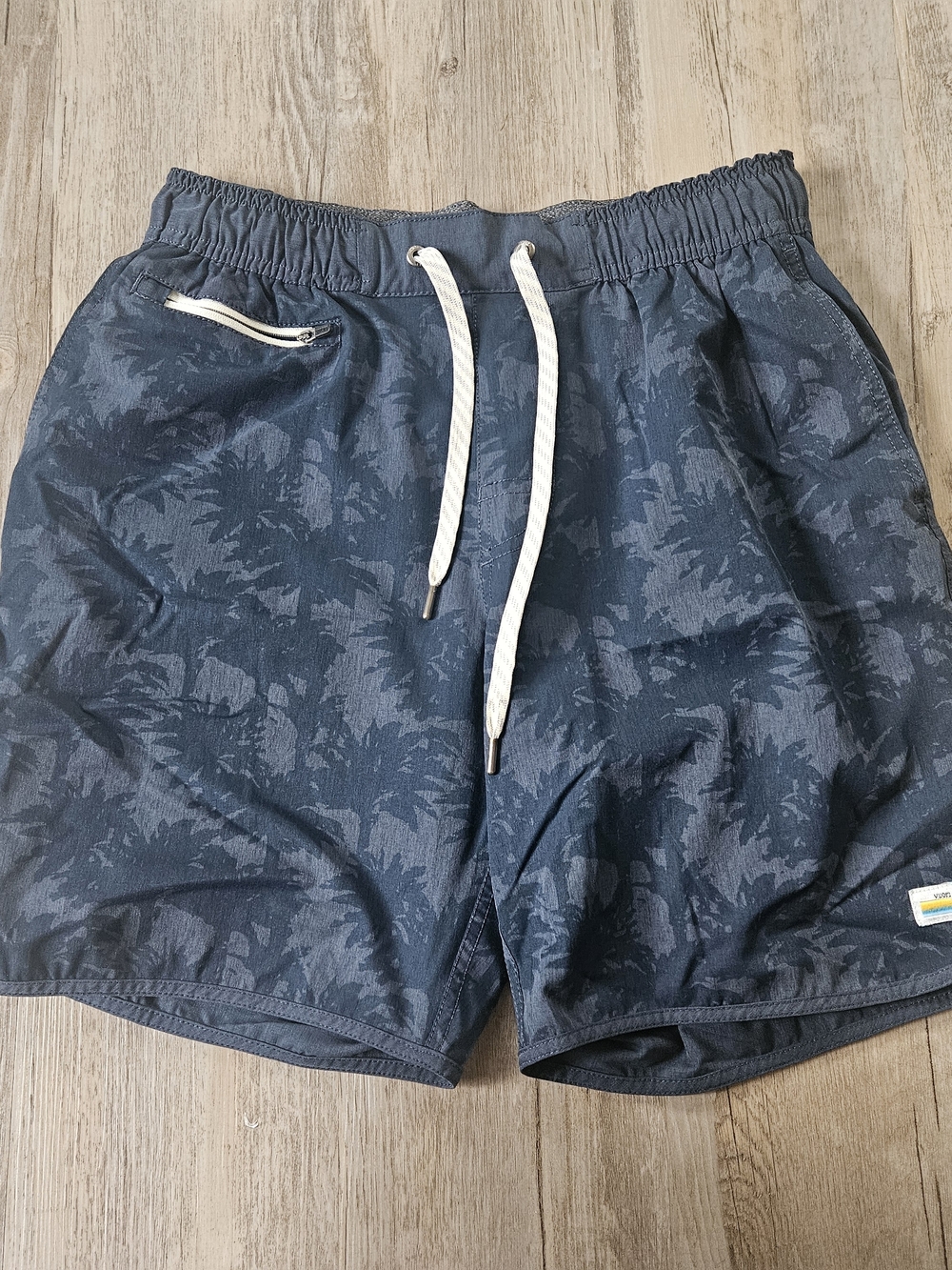 Vuori Men's Navy Blue Palm-Print Banks Athletic Shorts Small Performance